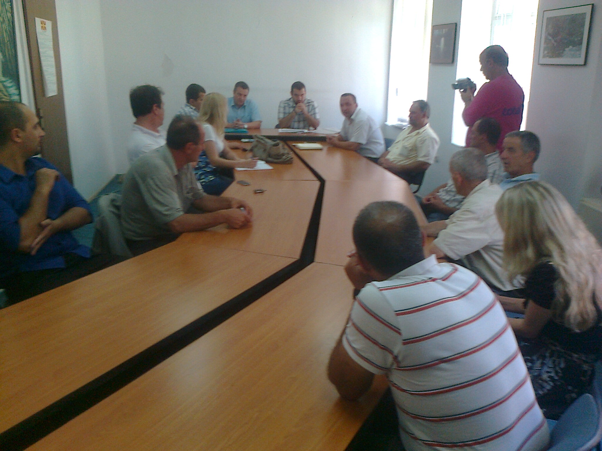 Градоначалникот Мукрем Мехмеди и Директорот на АФПЗРР Тони Димовски на средба со земјоделци во Ростуша