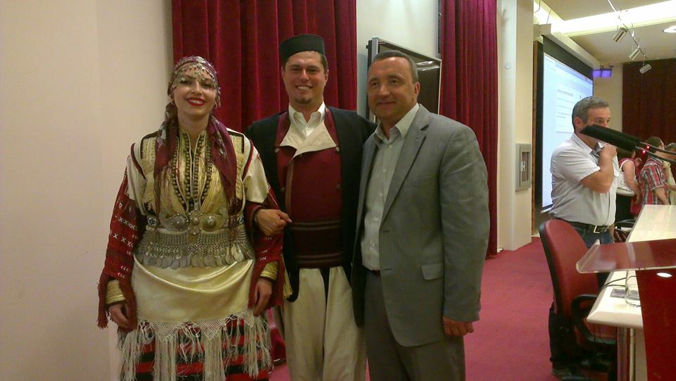 Младоженците со Градоначалникот Мехмеди