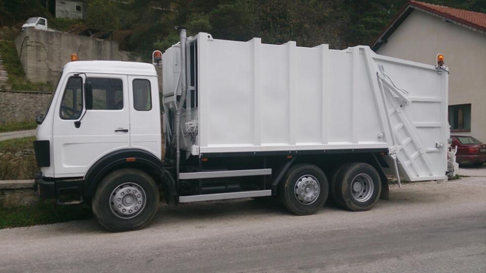 Целосно опремен камионот за собирање на смет при ЈКП-Маврово