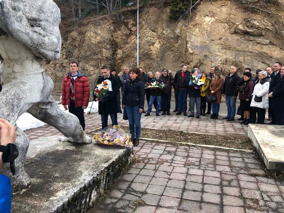 Градоначалникот Медат Куртовски положи свежо цвеќе пред споменикот изграден во чест…