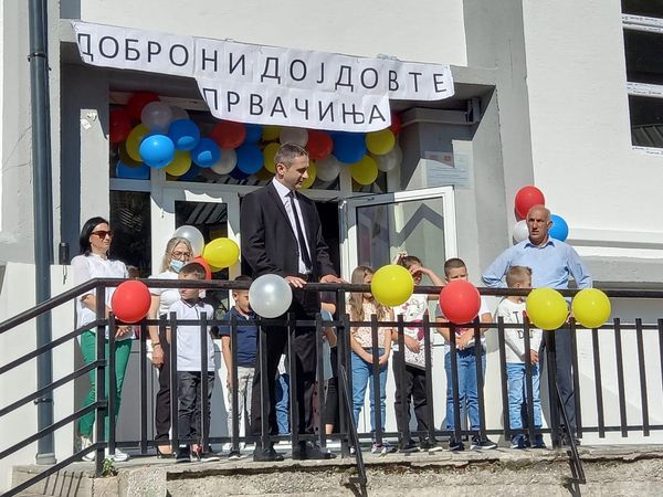 Среќен и успешен почеток на новата учебна година на сите ученици во општина Маврово и Ростуше.